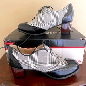 Oxford 2" lace up heel